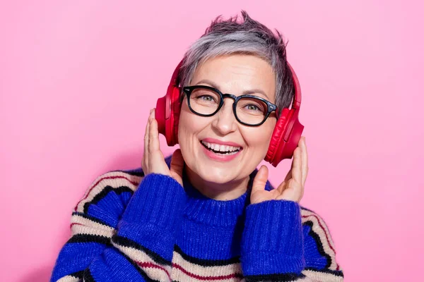 Foto Porträtt Ganska Pensionerade Kvinnliga Hörlurar Lyssna Musik Bära Trendiga — Stockfoto