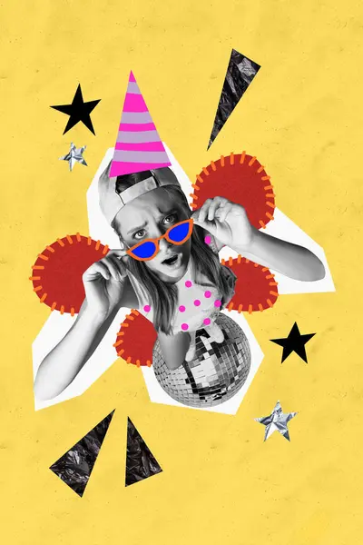 創造的な抽象的なイラスト コラージュ サングラスの誕生日の円錐を身に着け 黄色の背景でパーティーであなたを待っている若いヒップスターガール — ストック写真