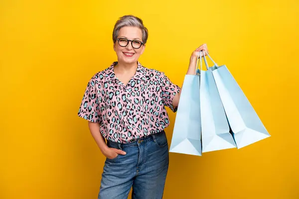 Güzel Yaşlı Bayanın Fotoğraf Portresi Alışveriş Çantaları Sarı Arka Planda — Stok fotoğraf