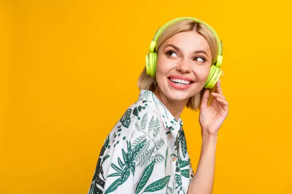 Photo Excited Thoughtful Woman Dressed Print Shirt Earphones Looking Empty — Stock Photo, Image