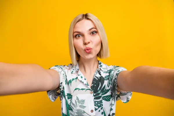Fotoporträt Der Schönen Jungen Dame Halten Kamera Kusslippen Machen Selfie — Stockfoto