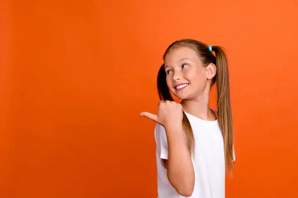 可爱的小女孩的照片肖像转角处空旷的空间海报穿着时髦的条纹衣服 背景是橙色的 — 图库照片