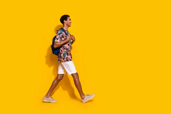 Ganzkörpergröße Foto Von Jungen Touristen Kerl Tragen Lässige Outfit Spaziergang — Stockfoto