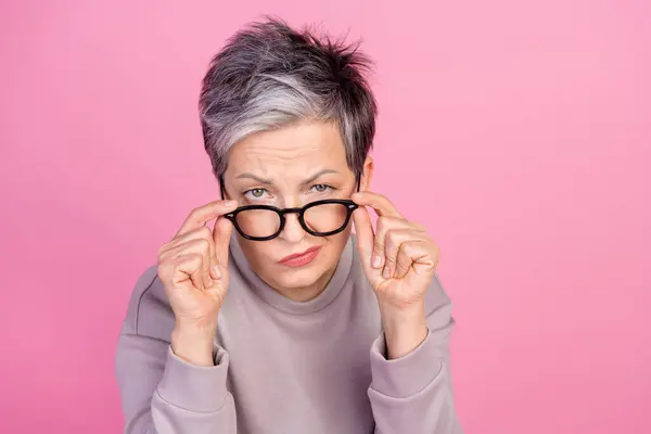 Bild Charmig Pensionerad Kvinna Hålla Glasögon Misstänksamt Tittar Kameran Isolerad — Stockfoto