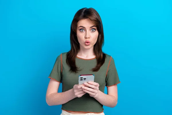 Photo Speechless Impressed Lady Pouted Lips Hold Smart Phone Staring — Stock Photo, Image