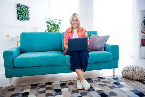 Foto Senhora Trabalhadora Aposentada Sentar Sofá Usando Laptop Para Trabalhar — Fotografia de Stock