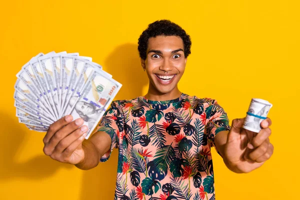 Zdjęcie Młodego Człowieka Profesjonalny Kryptowaluta Handlowiec Pokazując Jego Miesięczny Zysk — Zdjęcie stockowe