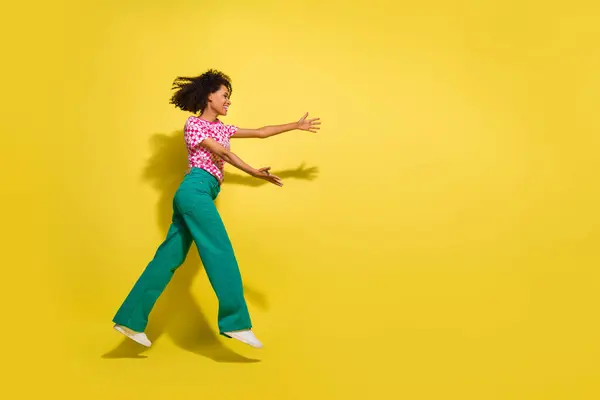 Полный Профиль Тела Портрет Сумасшедшей Энергичной Дамы Прыгать Бегать Руки — стоковое фото