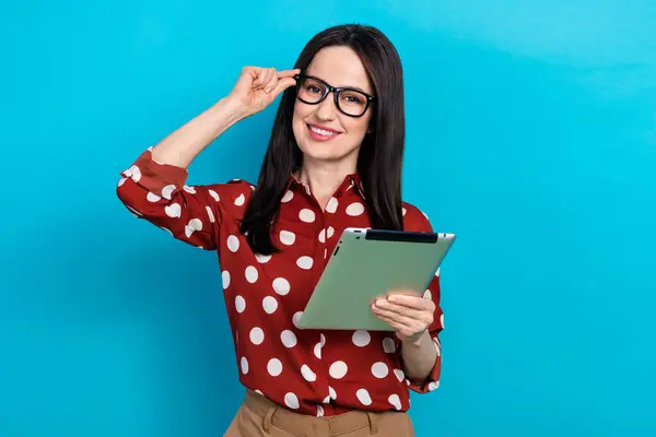 Foto Mujer Optimista Inteligente Vestida Con Gafas Táctiles Camisa Punteada —  Fotos de Stock