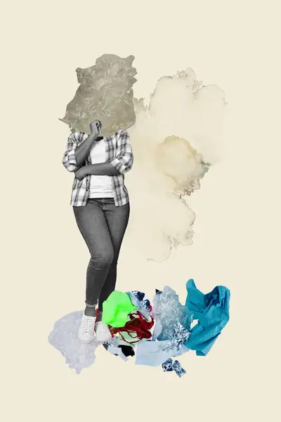 立っている縦の創造的なコラージュ ポスター 若いヘッドレスの女性のポリエチレン ゴミの性質の害の汚染のデッサンの背景 — ストック写真