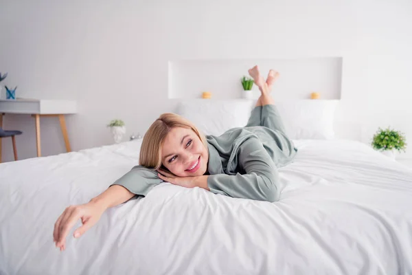 Photo Portrait Blonde Attractive Young Woman Lying Bed Dressed Stylish — Stock Photo, Image