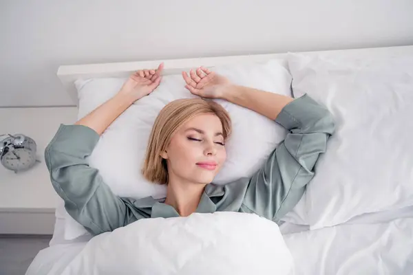Φωτογραφία Πορτρέτο Της Ξανθιάς Ελκυστική Νεαρή Γυναίκα Ξαπλωμένη Κρεβάτι Ντυμένος — Φωτογραφία Αρχείου