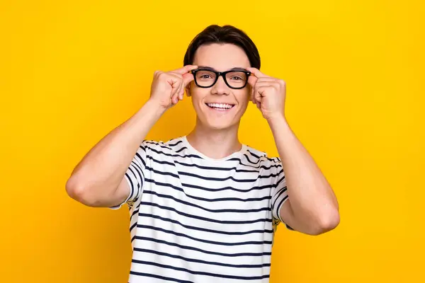Fotografie Chytrého Chlapa Stylovým Účesem Oblečený Pruhované Tričko Dotykové Brýle — Stock fotografie