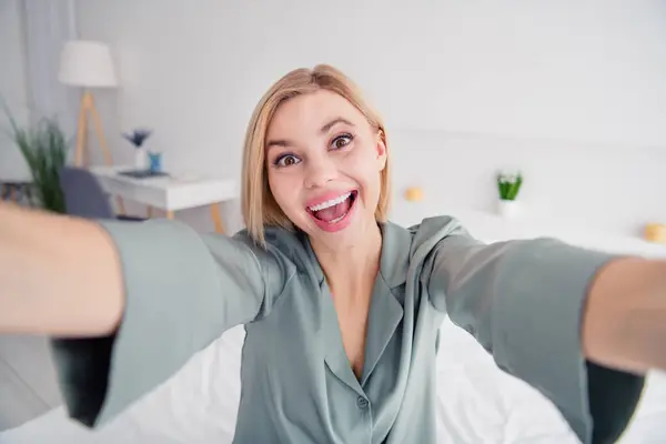 Selfie Fotograferen Blonde Dame Dragen Grijs Pyjama Maken Van Eigen — Stockfoto