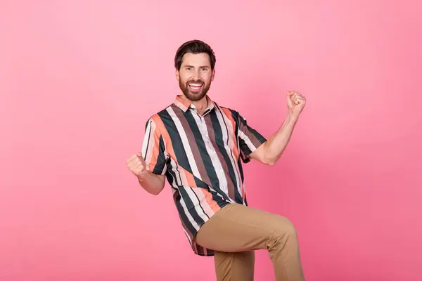 カジュアルな衣服の勝利市場を身に着けている野心的な成熟したビジネスマンの写真 並行してピンク色の背景で隔離された勝利を祝います — ストック写真