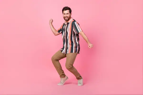 完全なボディ長さの写真元彼氏の若い男はピンク色の背景で隔離されたダンスのストライプシャツダンスチルアウト — ストック写真