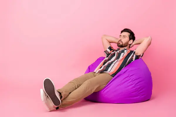 ピンク色の背景に隔離された快適なビーンバッグラウンジルームで睡眠の注意を払う男を取る完全な長さのボディ写真 — ストック写真