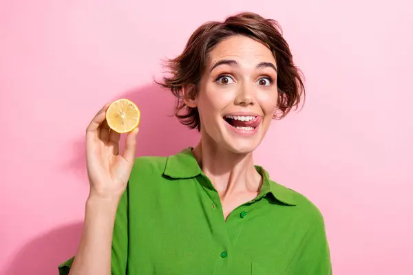 Foto Portrét Krásné Mladé Dámy Držet Půl Citron Lízat Zuby — Stock fotografie