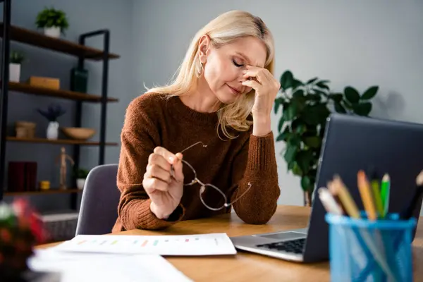 Photo Overworked Business Woman Touching Nose Analyzing Stats Wearing Brown — Stock Photo, Image