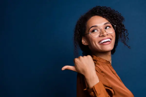 Heyecanlı Bir Bayanın Fotoğrafı Ipek Kahverengi Gömlek Gözlük Takıyor Başparmağıyla — Stok fotoğraf