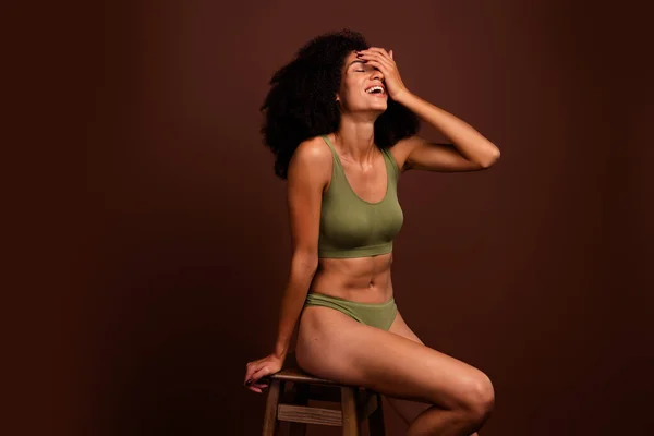 在棕色背景下 快乐而迷人的运动女性穿着舒适的运动服 促进身体的积极状态 — 图库照片