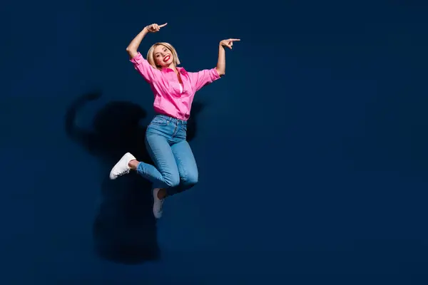 Teljes Hosszúságú Fotó Szép Fiatal Hölgy Jumping Pont Üres Tér — Stock Fotó