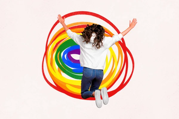 享受快乐无忧无虑的女孩跳起来的大学图片举手表决彩虹彩绘在创造性的背景下 — 图库照片