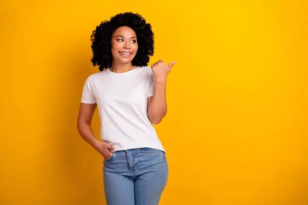 Retrato Chica Optimista Con Pelo Rizado Desgaste Camiseta Blanca Mira — Foto de Stock