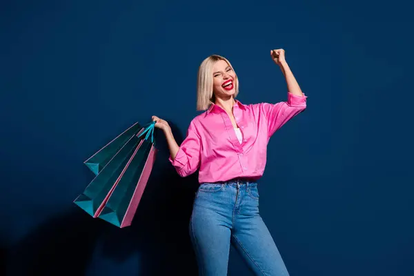 Çekici Bir Genç Kadının Portresi Elinde Alışveriş Poşetleri Var Koyu — Stok fotoğraf