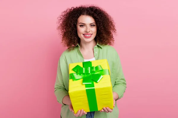 可爱的年轻女士拿着大礼品盒 穿着时髦的绿色衣服 背景是粉红色的 — 图库照片