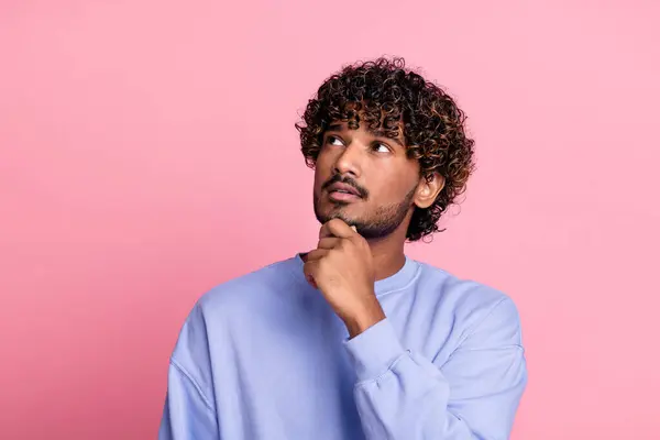 Foto Homem Concentrado Focado Usar Roupas Azuis Elegantes Toque Rosto — Fotografia de Stock