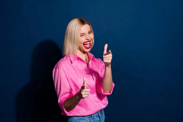 Portret Optymistycznej Flirciarki Prostymi Włosami Stylowej Koszuli Wskazującej Ciebie Mrugającego — Zdjęcie stockowe