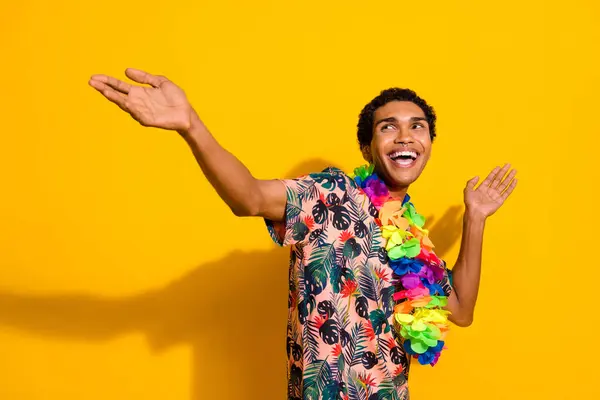 Genç Adam Hipster Fotoğrafı Hawaii Kolyesi Takıyor Boş Uzay Dansına — Stok fotoğraf