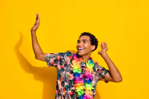 Retrato Divertido Chico Joven Collar Hawaiano Danza Despreocupada Resort Verano —  Fotos de Stock