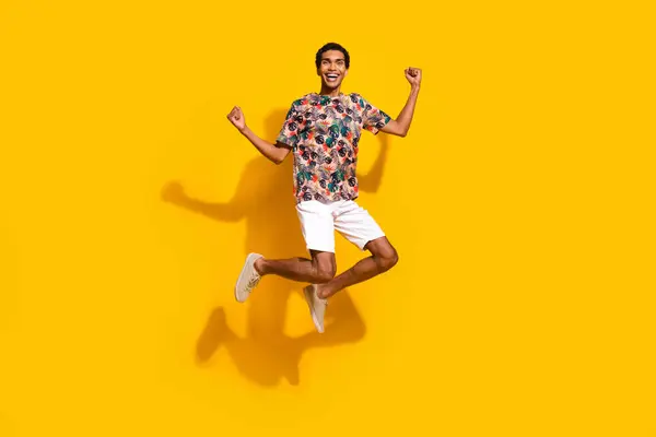Foto Longitud Completa Funky Suerte Chico Vestido Impresión Camiseta Saltando — Foto de Stock