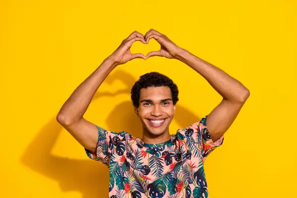 Retrato Jovem Alegre Engraçado Cara Shirt Mostrando Coração Símbolo Romântico — Fotografia de Stock