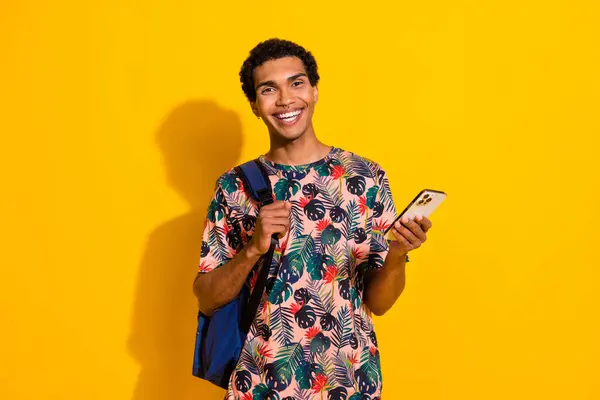 Portret Van Vrolijke Amerikaanse Student Man Shirt Met Behulp Van — Stockfoto