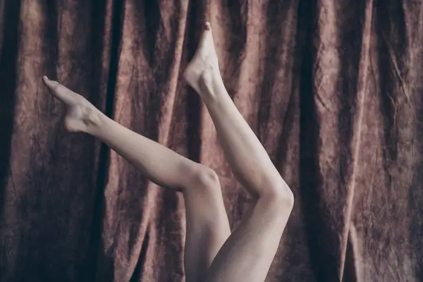 Epilasyon Sonrası Yumuşak Ciltlerle Büyütülmüş Kız Bacaklarının Yenilenmemiş Fotoğrafı Stüdyo — Stok fotoğraf
