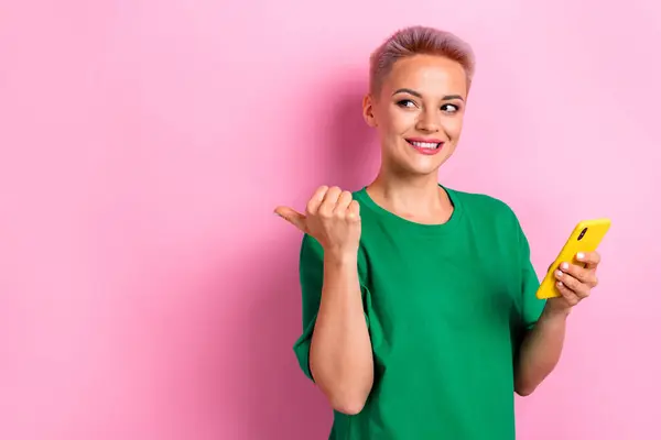 Kuva Tyytyväinen Iloinen Nainen Pukeutua Trendikäs Vihreät Vaatteet Esitellä Tuotemerkin — kuvapankkivalokuva