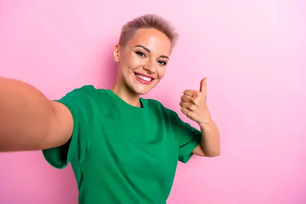 照片上的积极可爱的满意的女人穿着时髦的绿色衣服大拇指向上的反馈孤立在粉红的背景 — 图库照片
