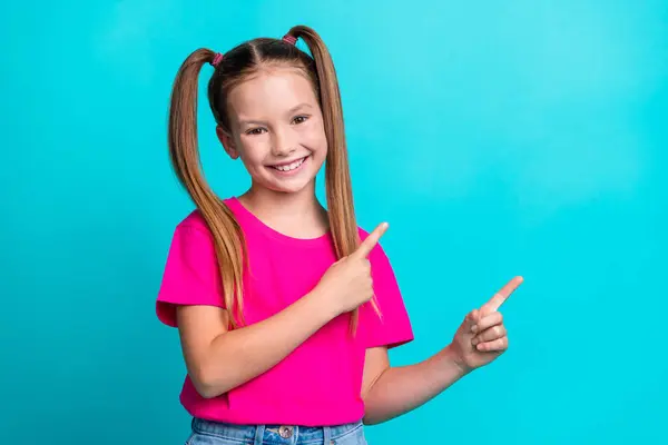 Photo Positive Friendly Girl Indicate Fingers Empty Space News Blank — Stock Photo, Image