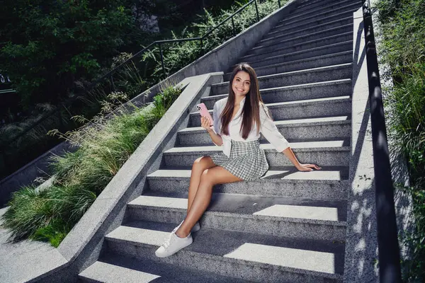Neşeli Sevimli Kızın Fotoğrafı Merdivenlerde Oturuyor Sonbahar Sempperşembe Günleri Güneşli — Stok fotoğraf