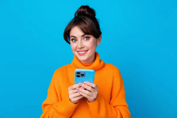 Photo Pretty Good Mood Woman Dressed Orange Sweater Chatting Instagram — Stock Photo, Image