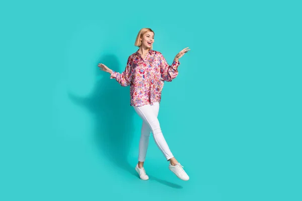 Fotografie Lungime Completă Bluzei Adorabile Femei Îmbrăcate Imprimeu Stă Picior — Fotografie, imagine de stoc