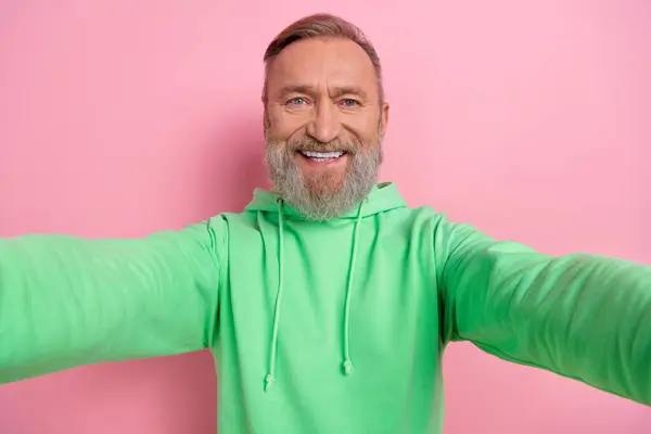 Foto Homem Positivo Alegre Usar Camisola Verde Gravação Vídeo Vlog — Fotografia de Stock