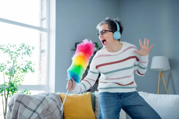 Photo Carefree Positive Aged Person Enjoy Cleaning Listen Music Headphones — Stock Photo, Image