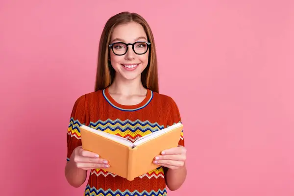 聪明可爱的女孩的画像微笑的手拿着翻开的书 空旷的空间隔离在粉红色的背景下 — 图库照片
