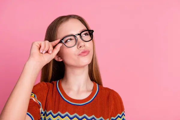 Retrato Inteligente Criativo Menina Mão Toque Óculos Olhar Espaço Vazio — Fotografia de Stock