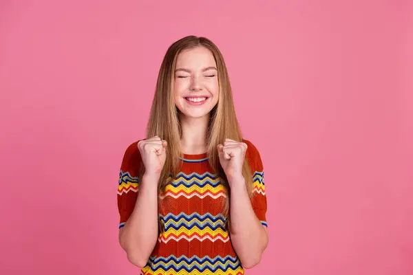 Porträtt Överlycklig Glad Positiv Flicka Slutna Ögon Höja Nävar Åstadkomma — Stockfoto