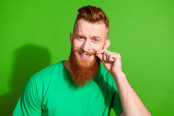 Photo Funky Optimistic Man Long Ginger Beard Dressed Green Shirt — Stock Photo, Image